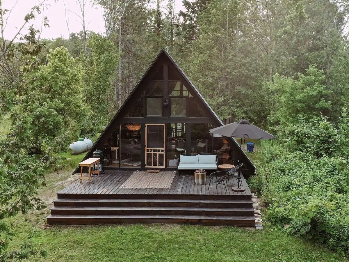 10 Northern Michigan Airbnbs To Experience The State's Adventurous Side