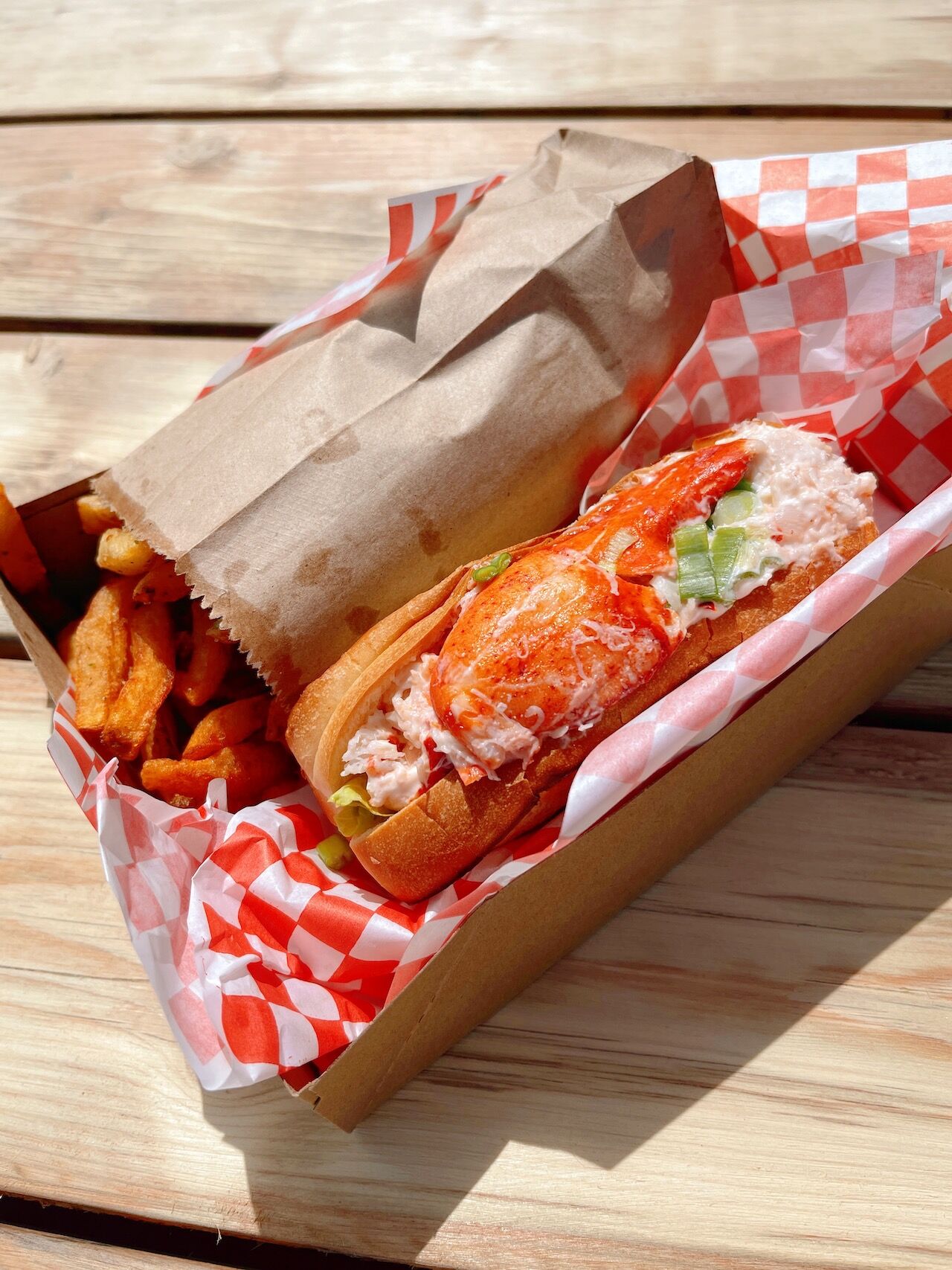LA cantine - lobster roll and fries-Îles de la Madeleine