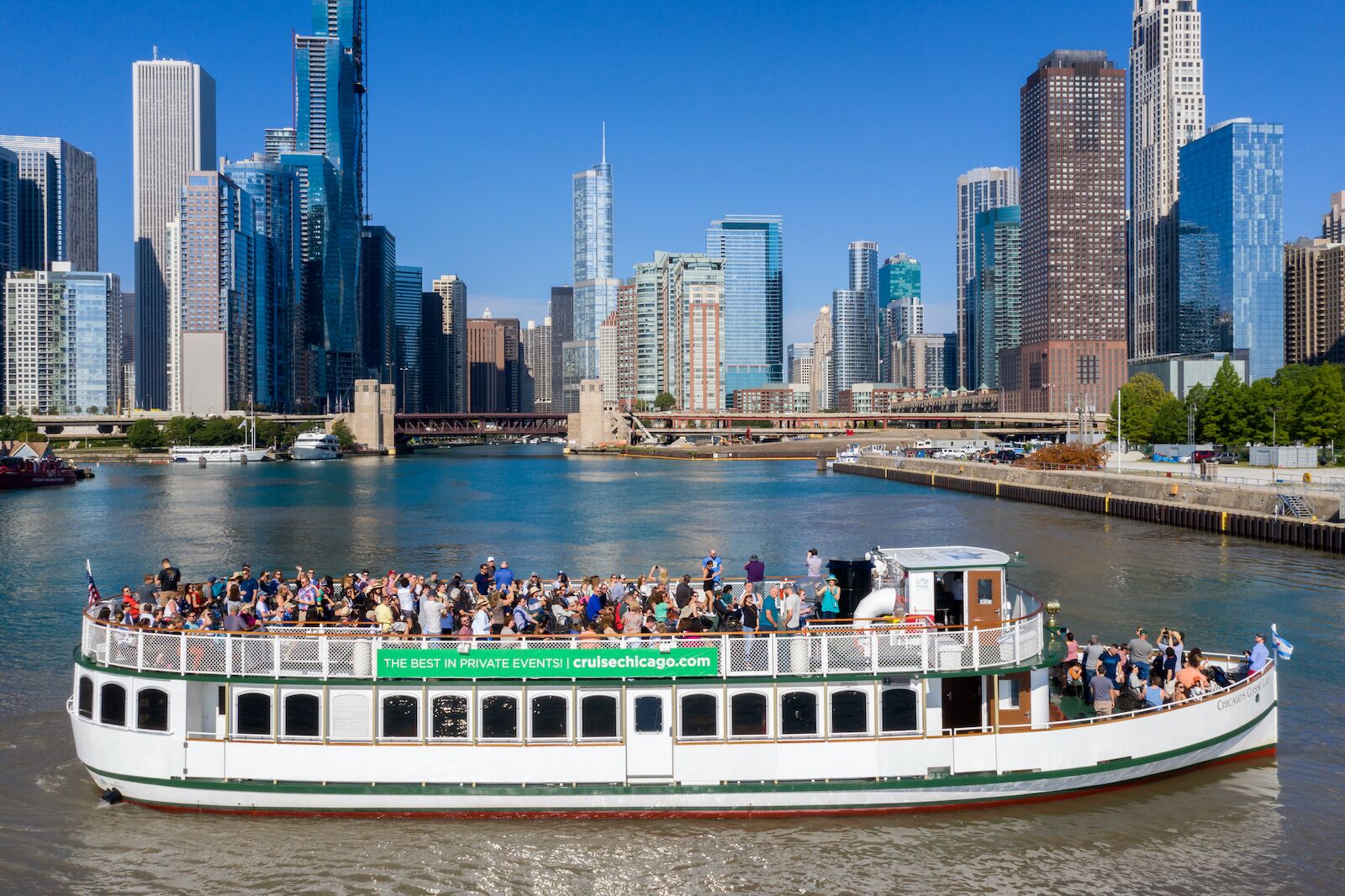 the chicago architecture river cruise boat