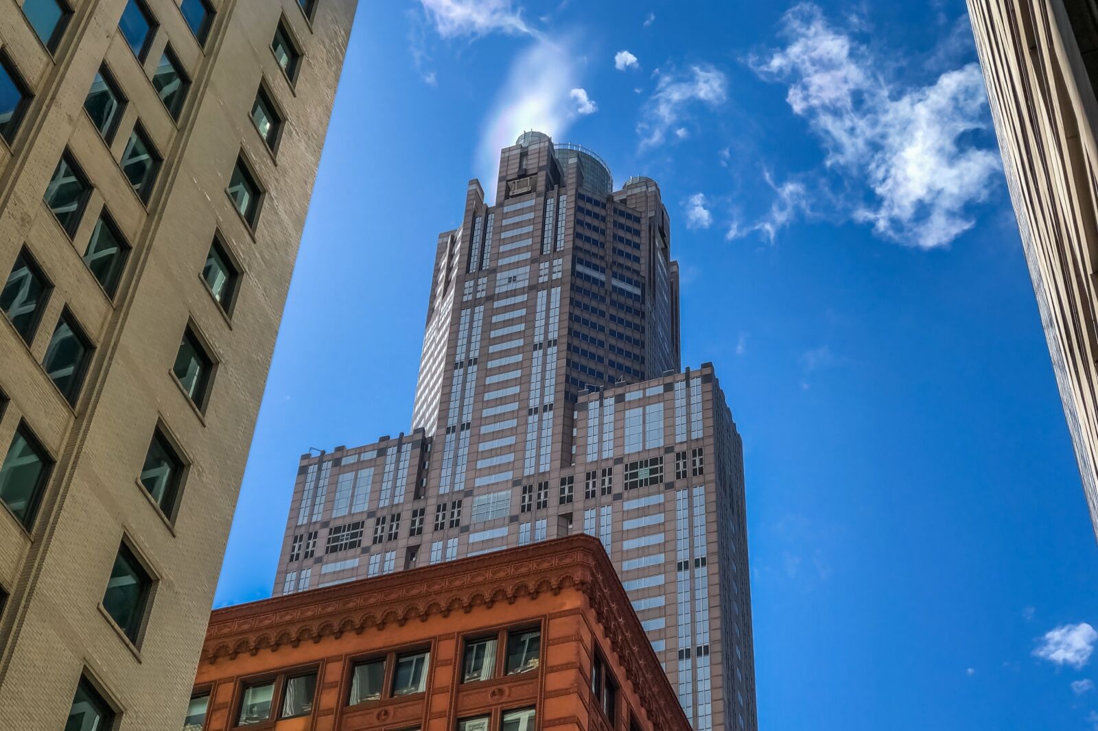 The top of the 311 South Wacker Drive. It is one of the tallest skyscrapers in the world at 293 meters (961 ft). Built in the city of Chicago.