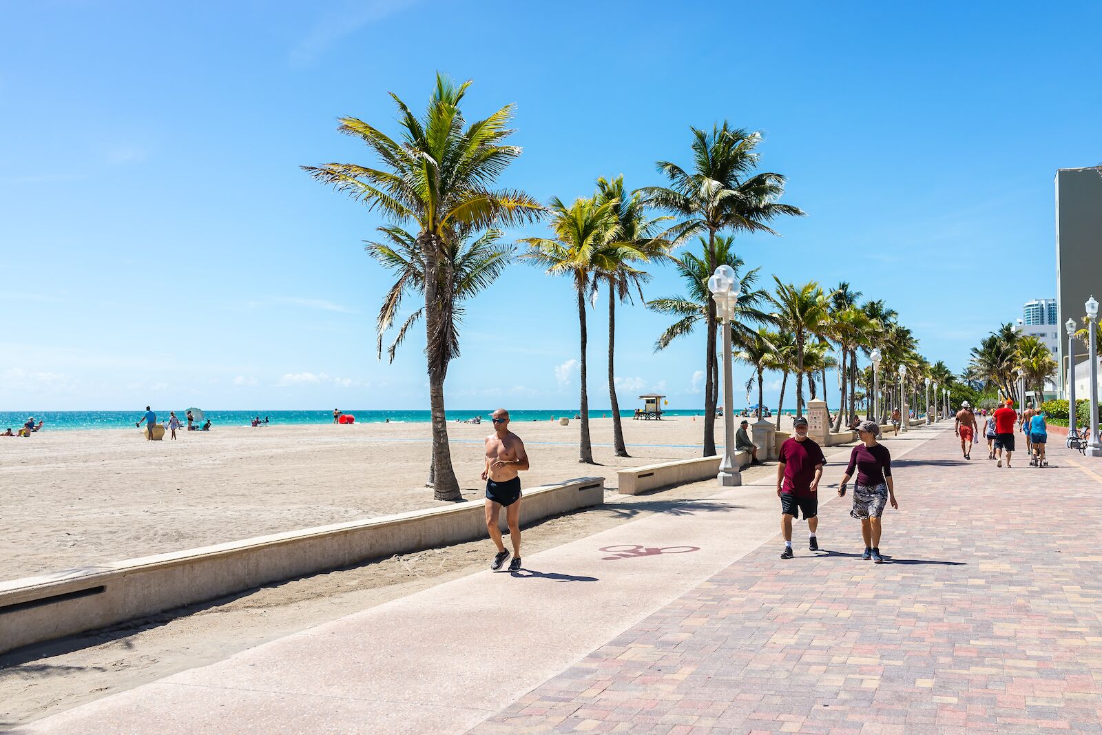 hollywood-beach-board-walk-pedestrians