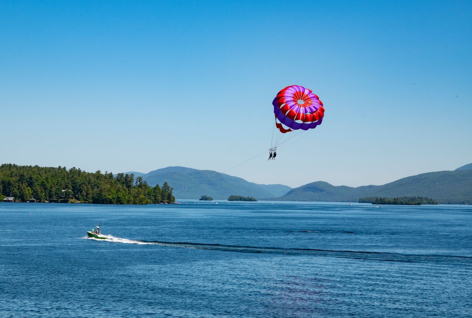 things-to-do-in-lake-george-parasailing