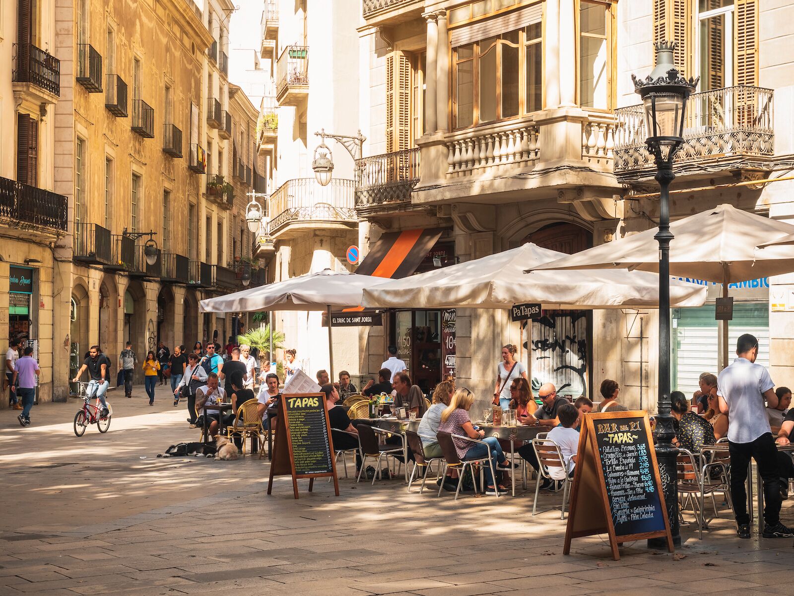 Outdoor seating at a restaurant in Barcelona where people speak the Catalan language