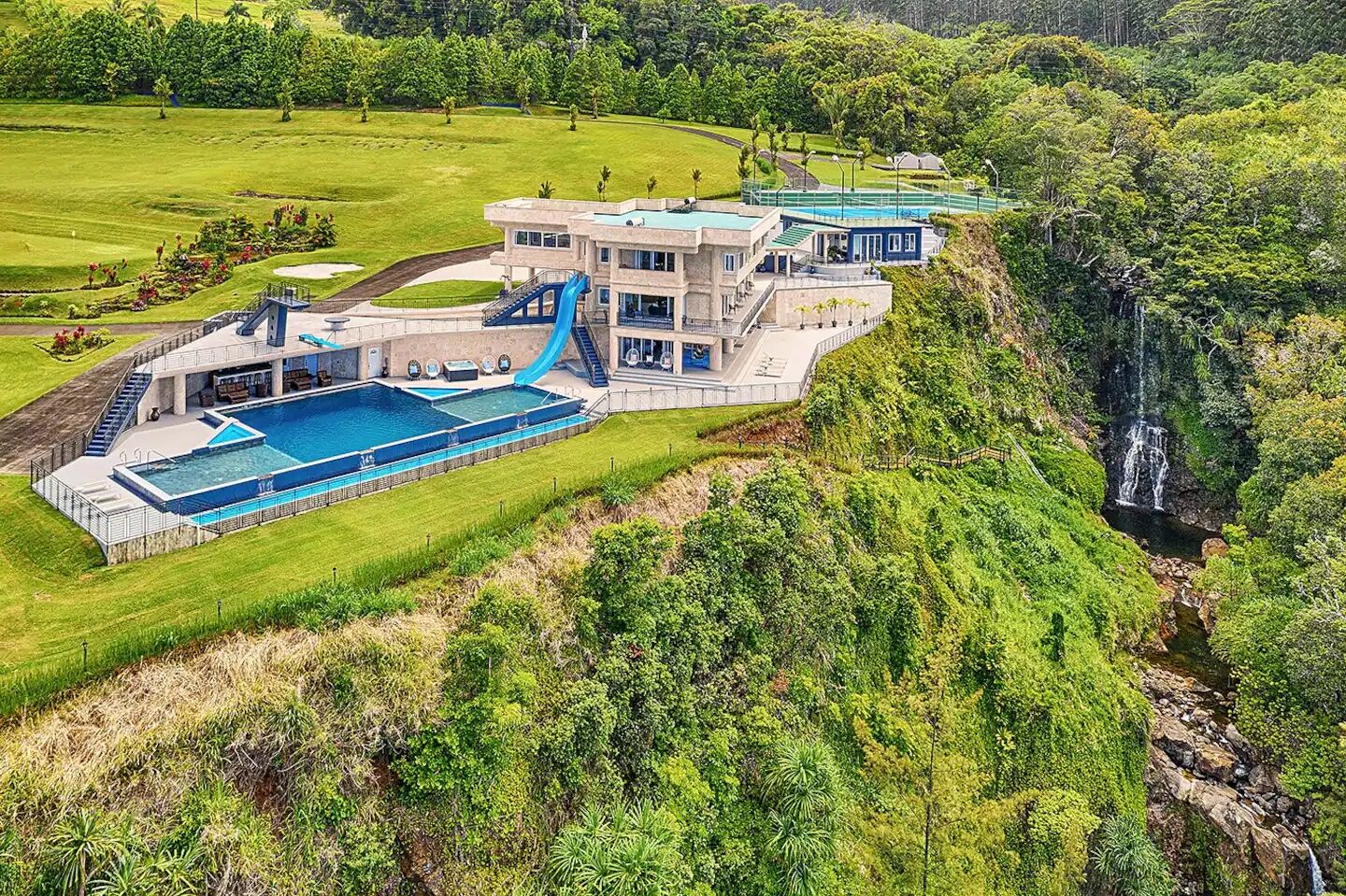 11 Airbnbs In The United States With Incredible Waterslides