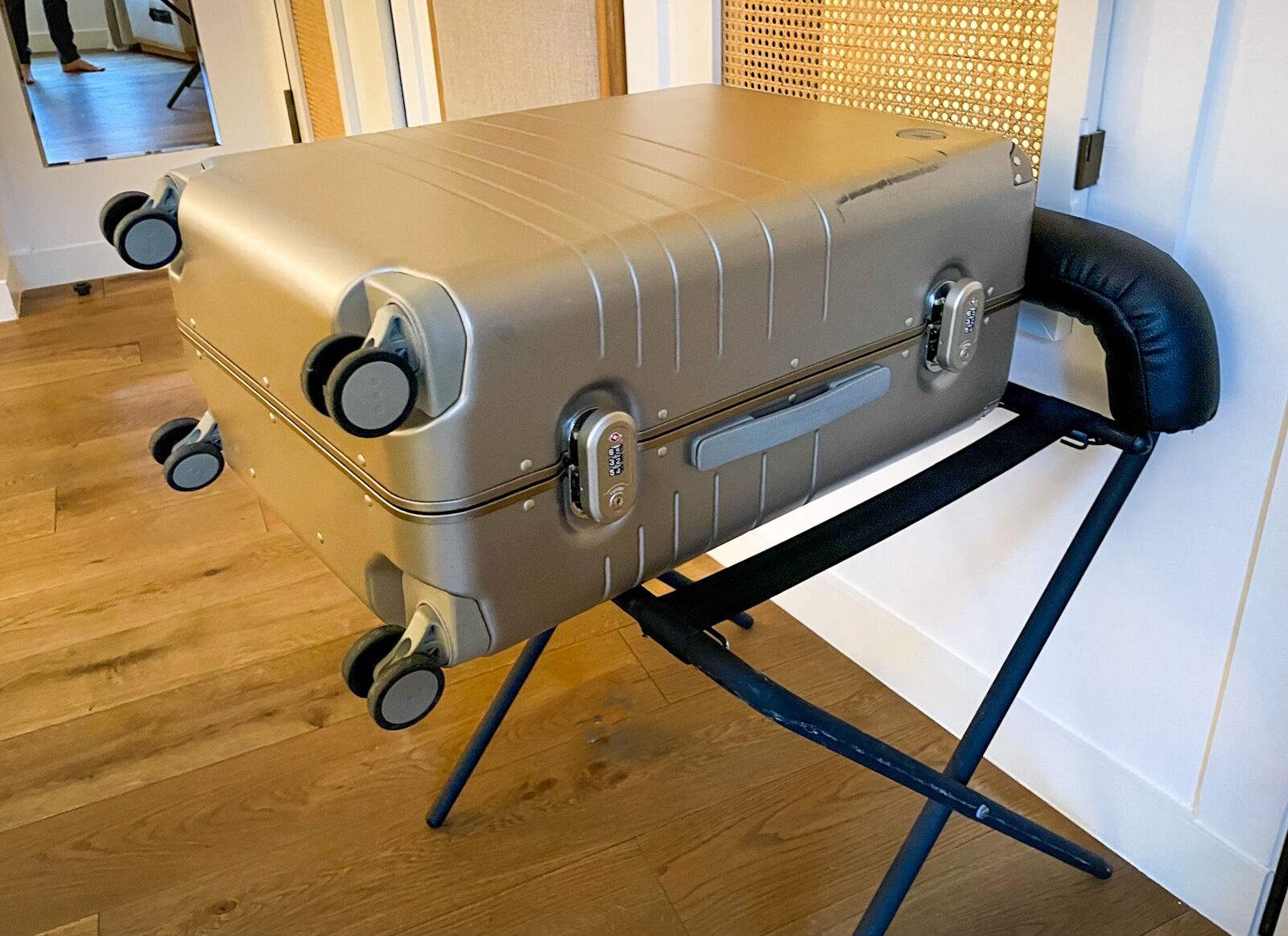 Review Monos Luggage Is Super Light And 40 Percent Off Right Now