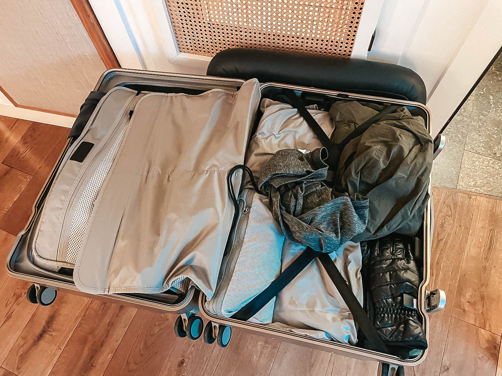 Mono luggage - carry-on hybrid medium open with gear inside