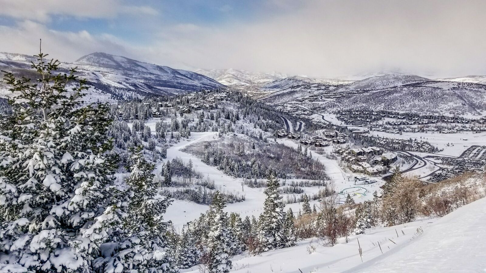 an overview of Deer Valley, one of many good nearby resorts for a weekend ski trip in salt lake city