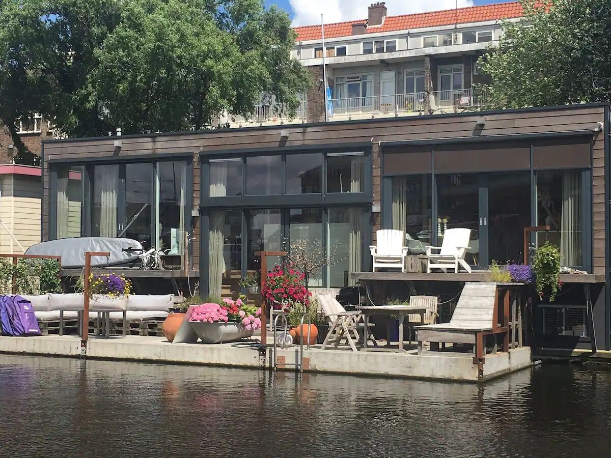 exterior of airbnb in jordaan amsterdam