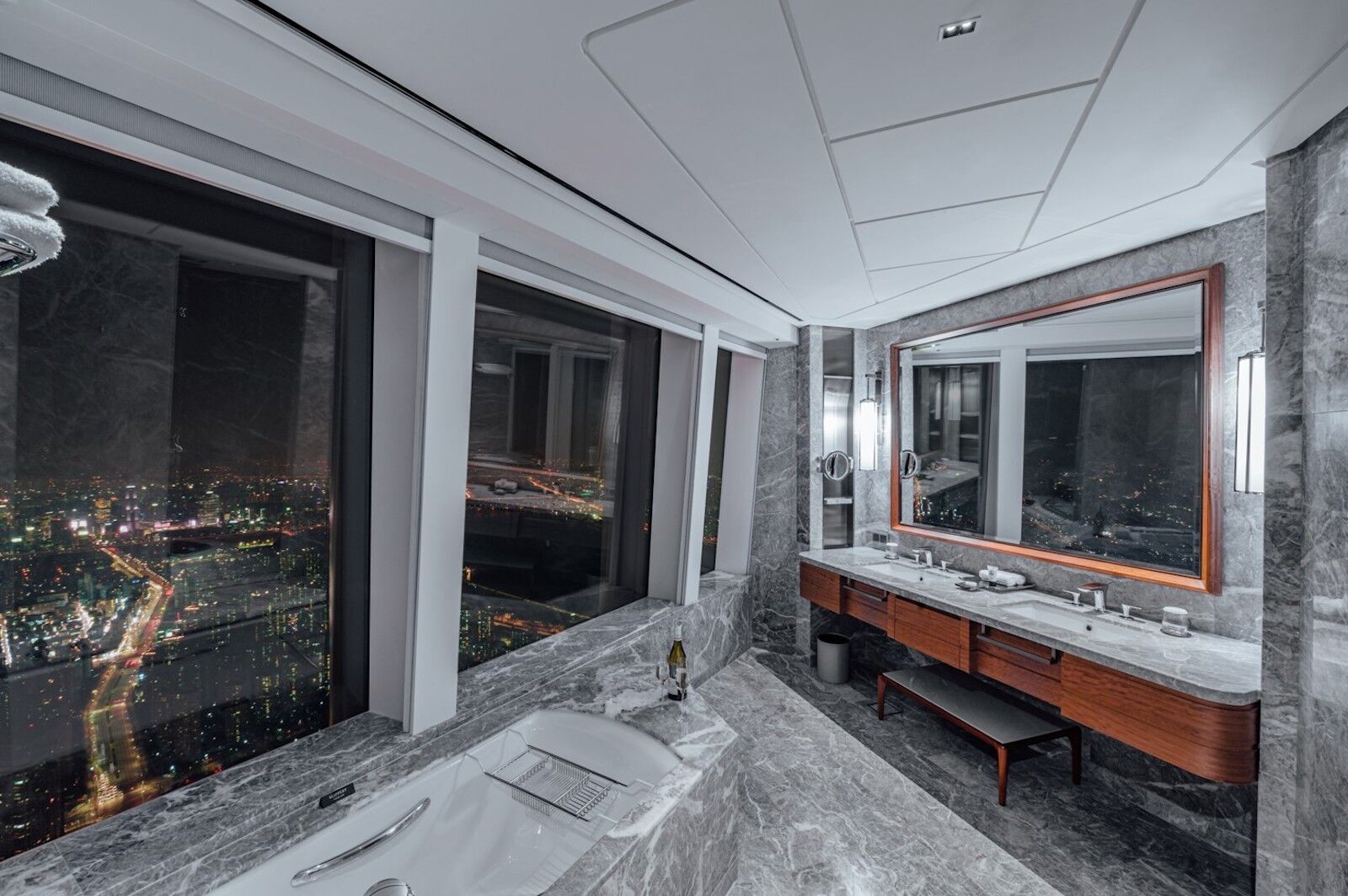 scenic bath in penthouse at signiel seoul