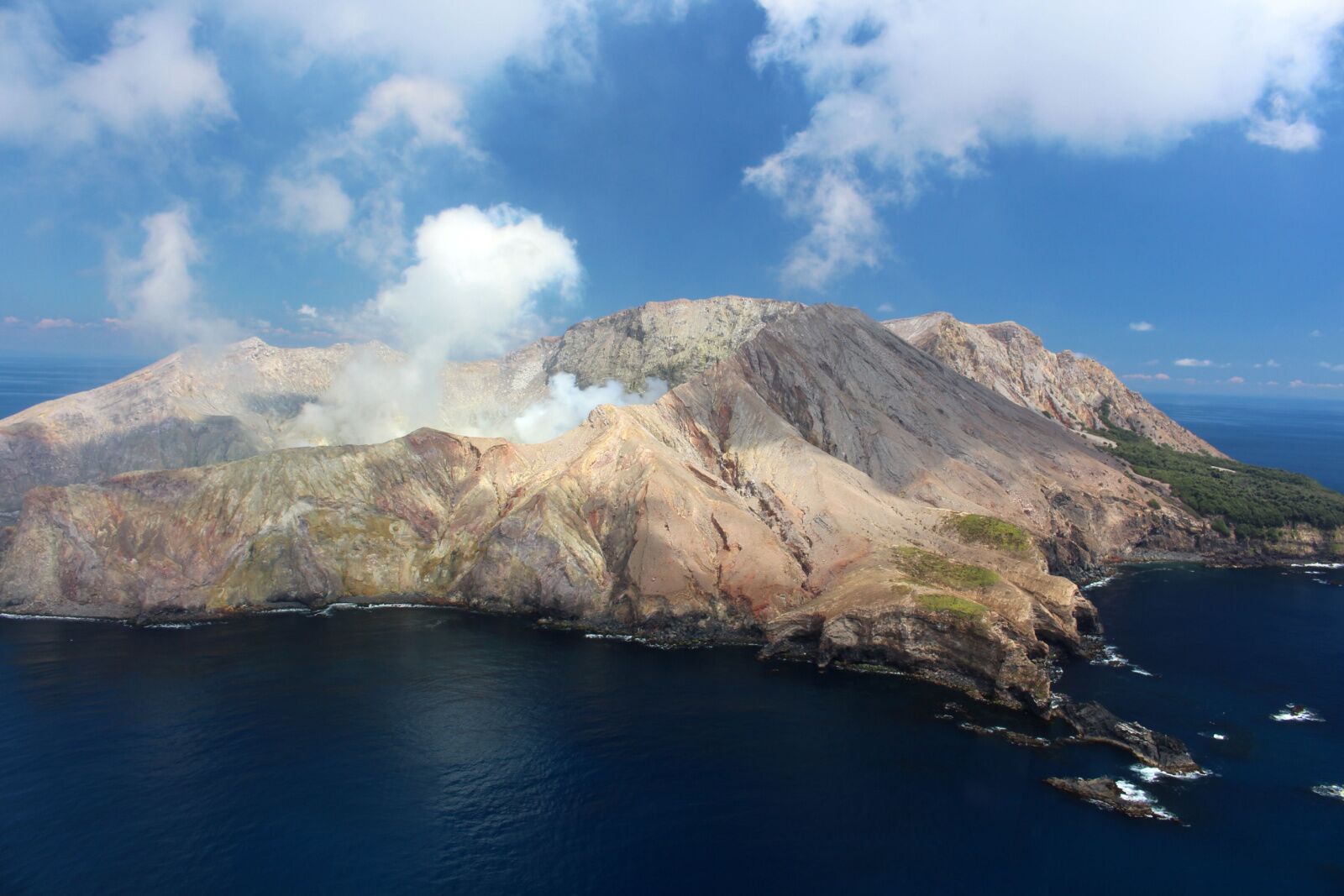 whakaari-white island with volcanic smoke