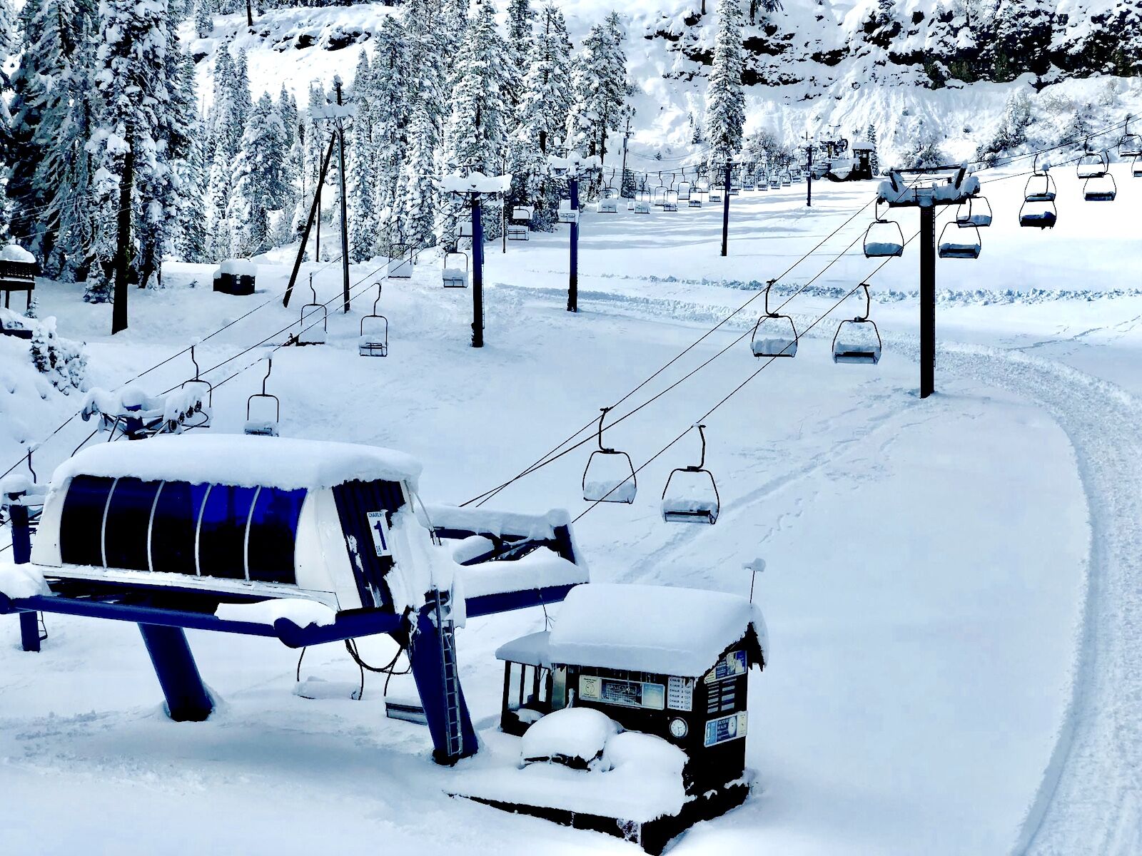 Lake Tahoe ski resorts - donner ranch covered in snow