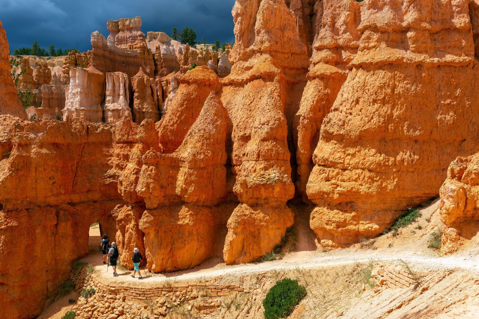 hikers among the bryce canyon hoodoo formations
