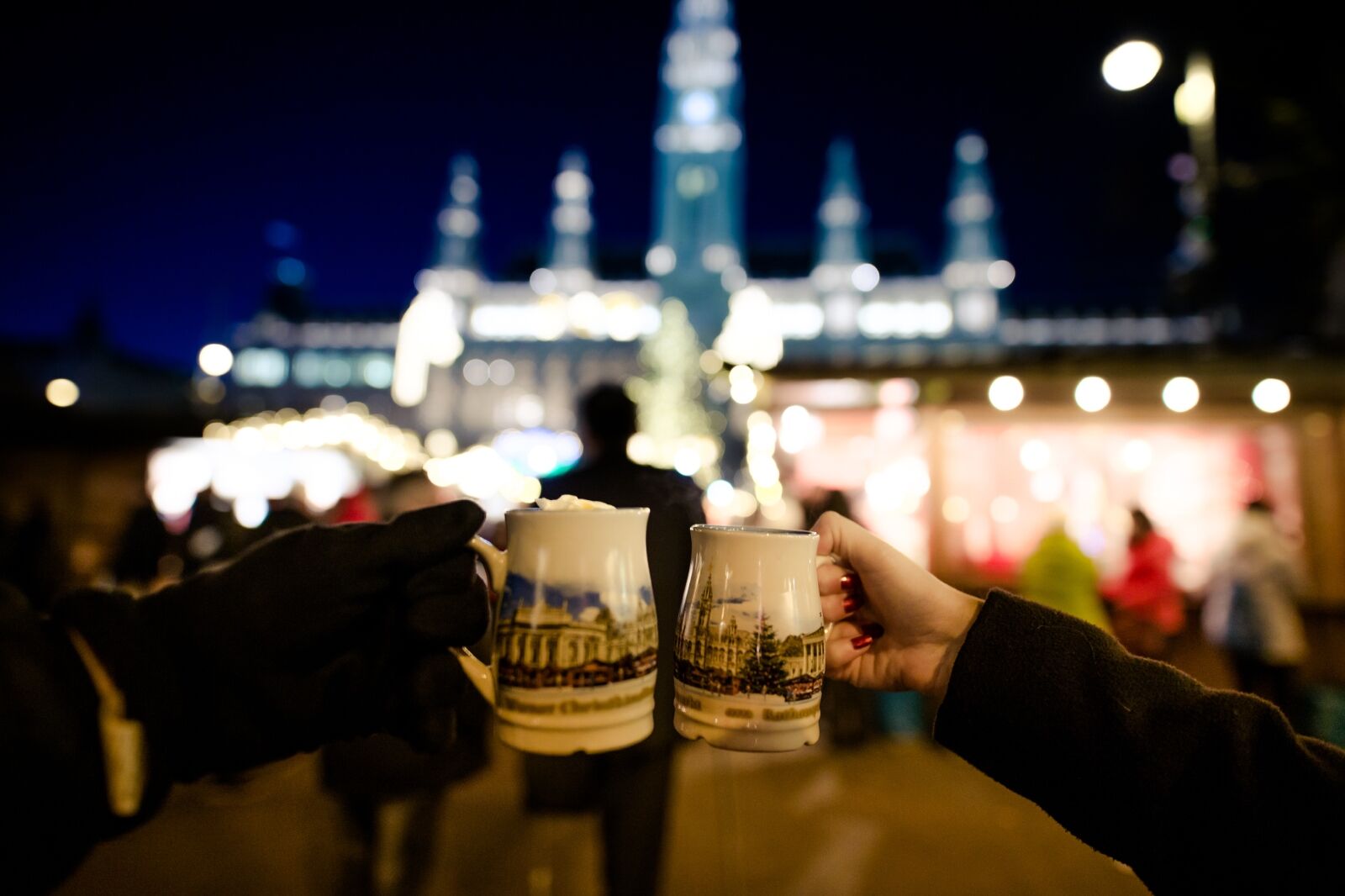 People with mugs on a Vienna winter vacation