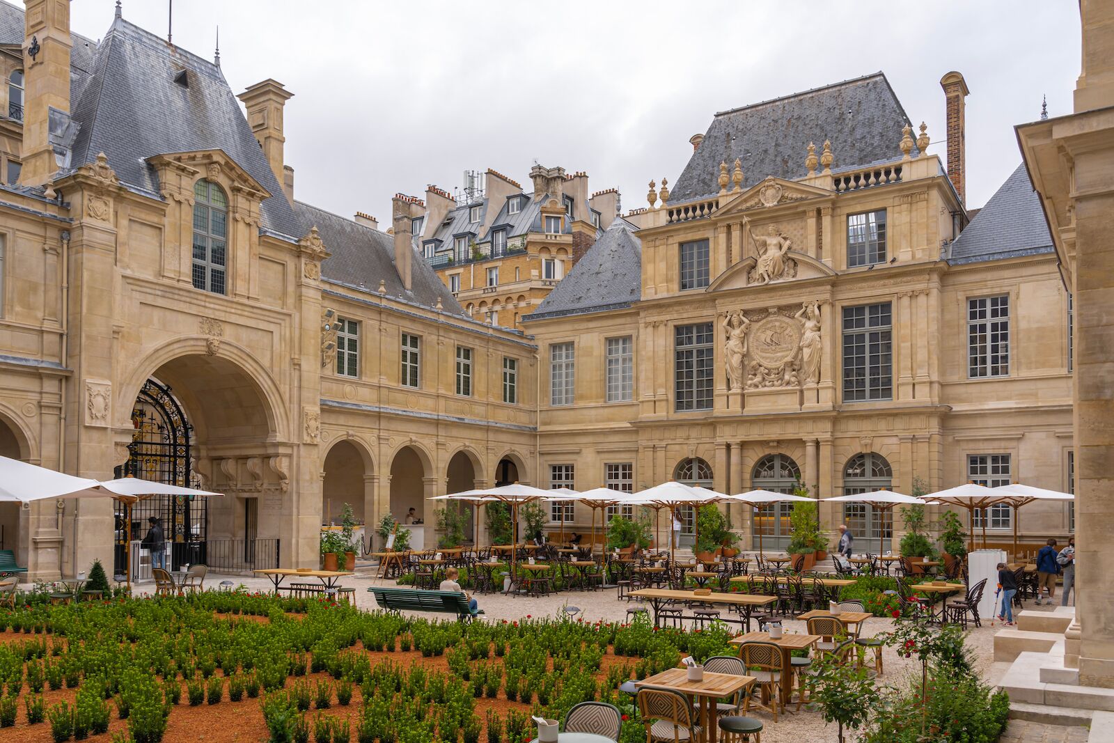 Paris museums: inner courtyard of the Musée Carnavalet in Paris