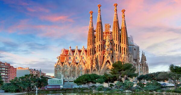 This Bar Offers the Best Rooftop to See Barcelona's Sagrada Familia