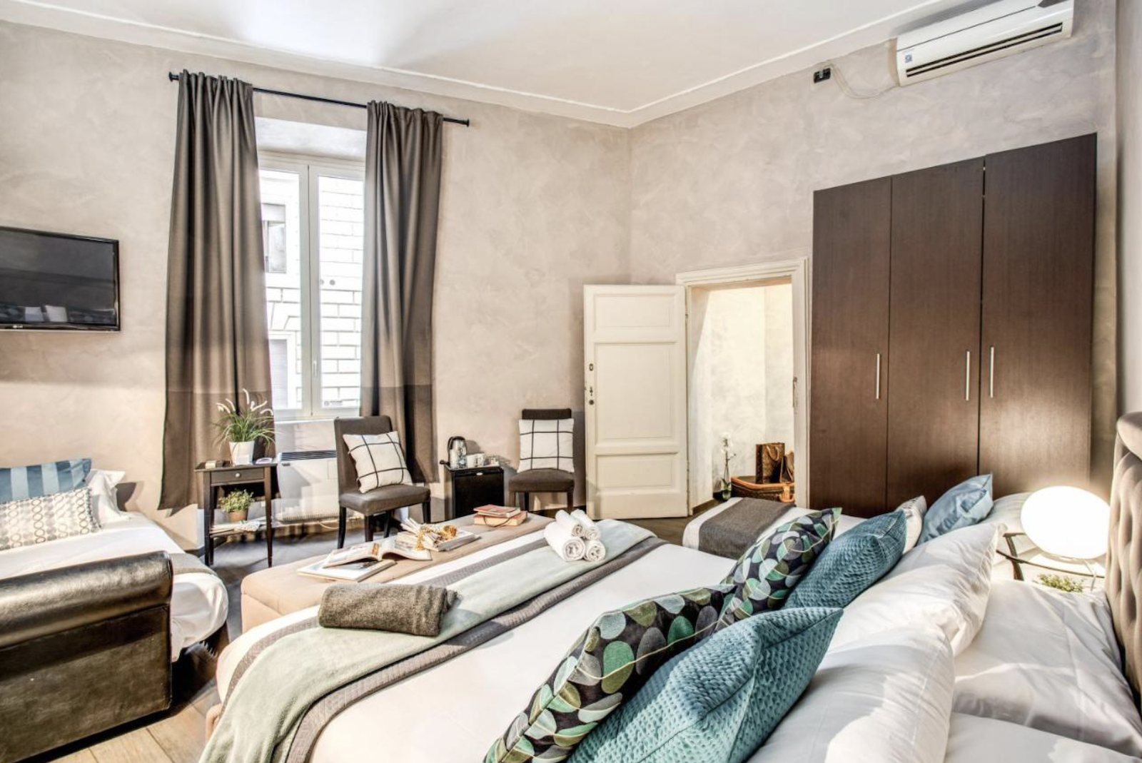 Rome hotels- guest room at della angelo residence 
