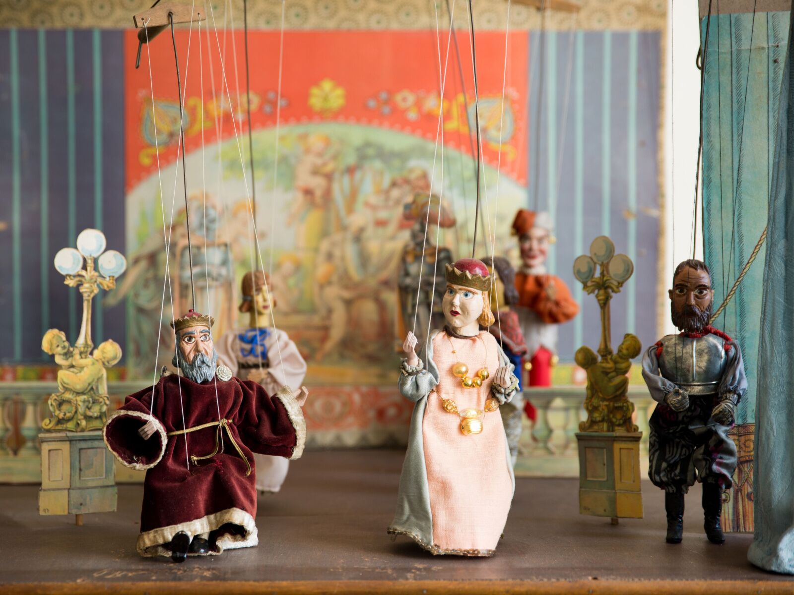 Marionette puppets akin to those at the Berlin puppet museum 