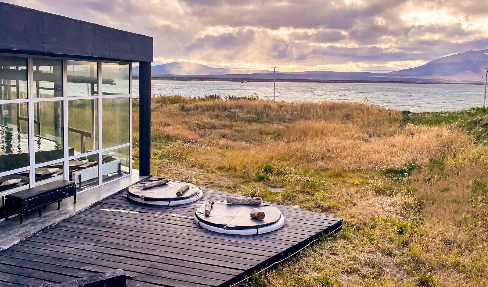 The outdoor hot tubs overlooking the water at Hotel Remota