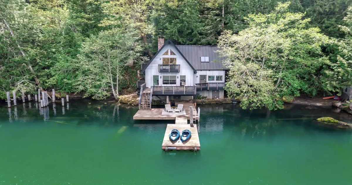The Blue Haven Airbnb Is a Washington State Lakefront Retreat