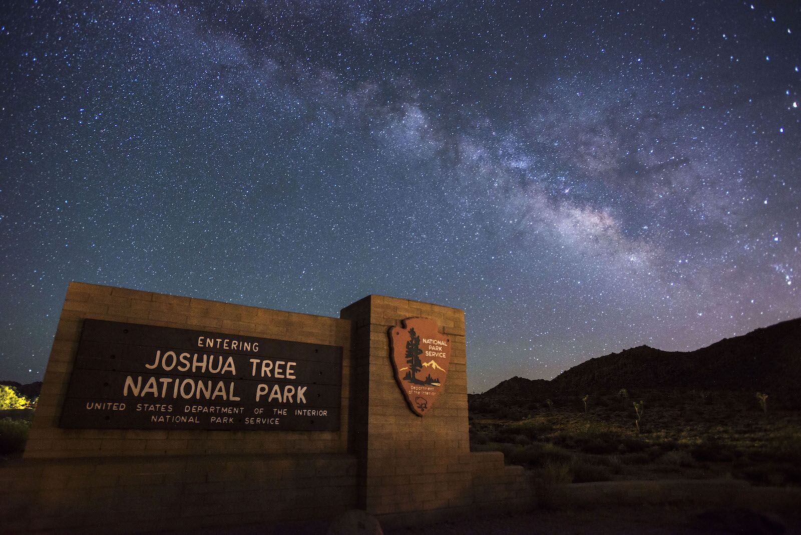 joshua tree stargazing - sky and park sign