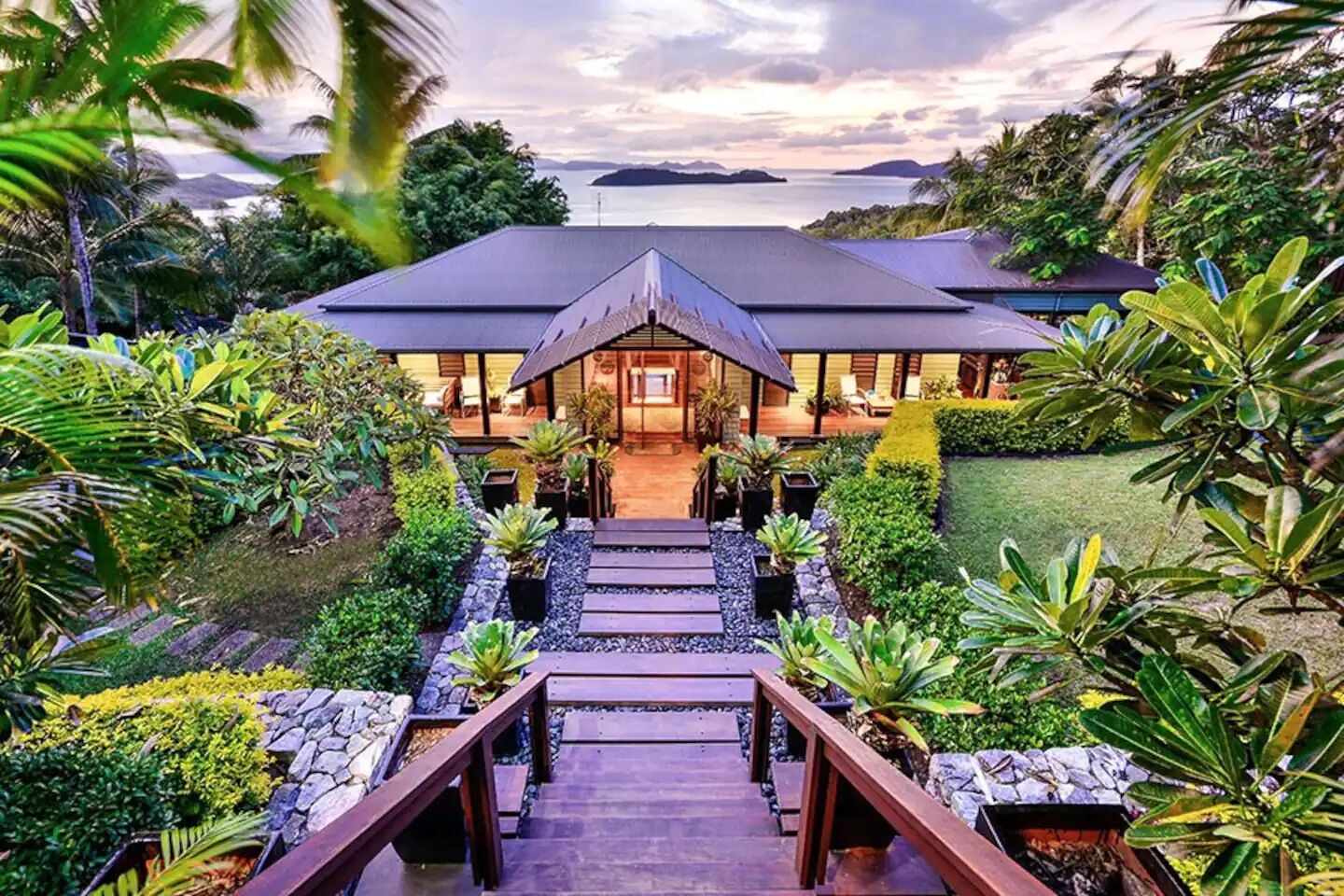 11 Airbnbs Near the Great Barrier Reef for Easy Exploring