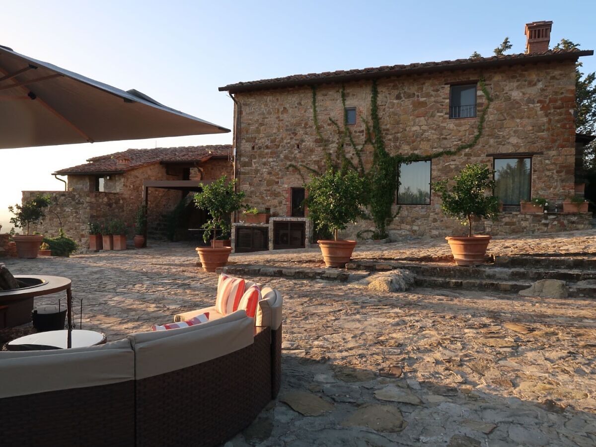 Tuscany’s Villa Ardore Pairs Luxury Living With Farmhouse Charm