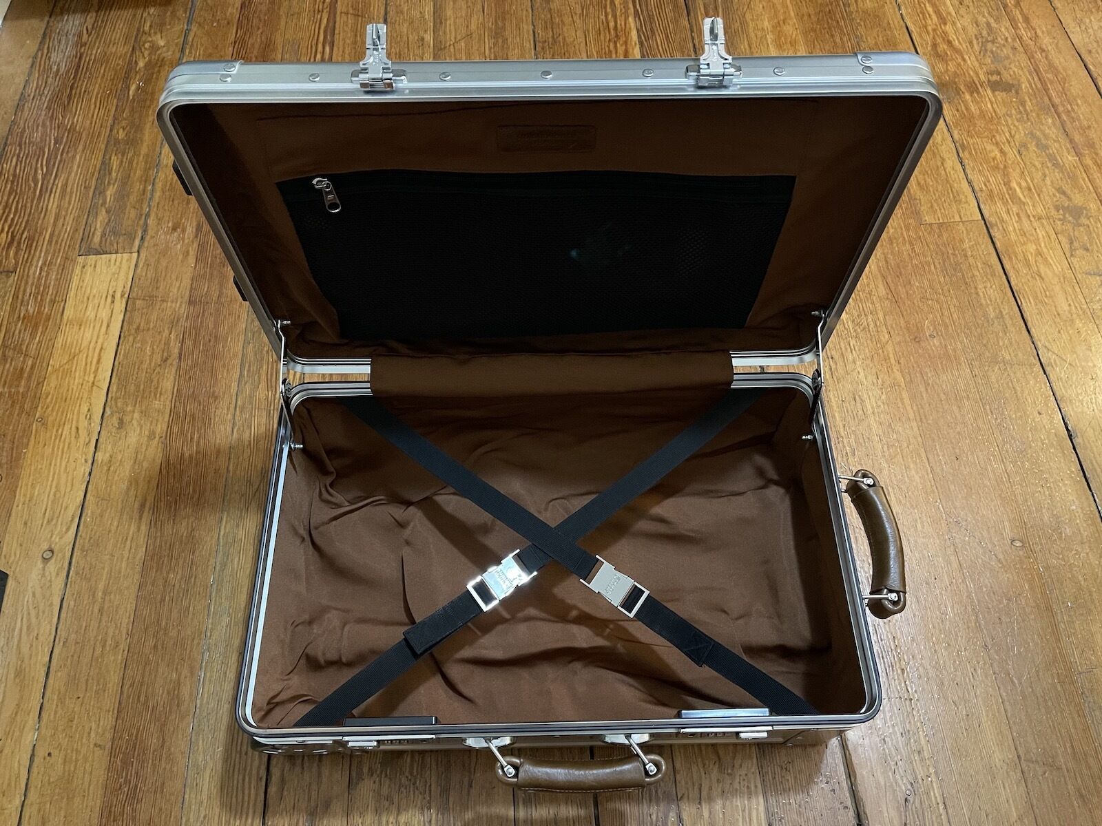 Sterling Pacific luggage, inside the 35L Cabin Travel Case