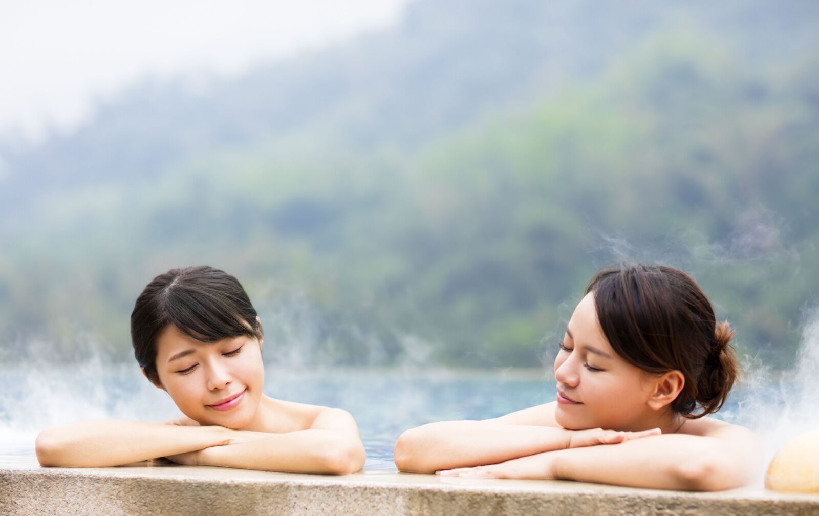 Two women in a Japanese onsen - tattoos in onsen question