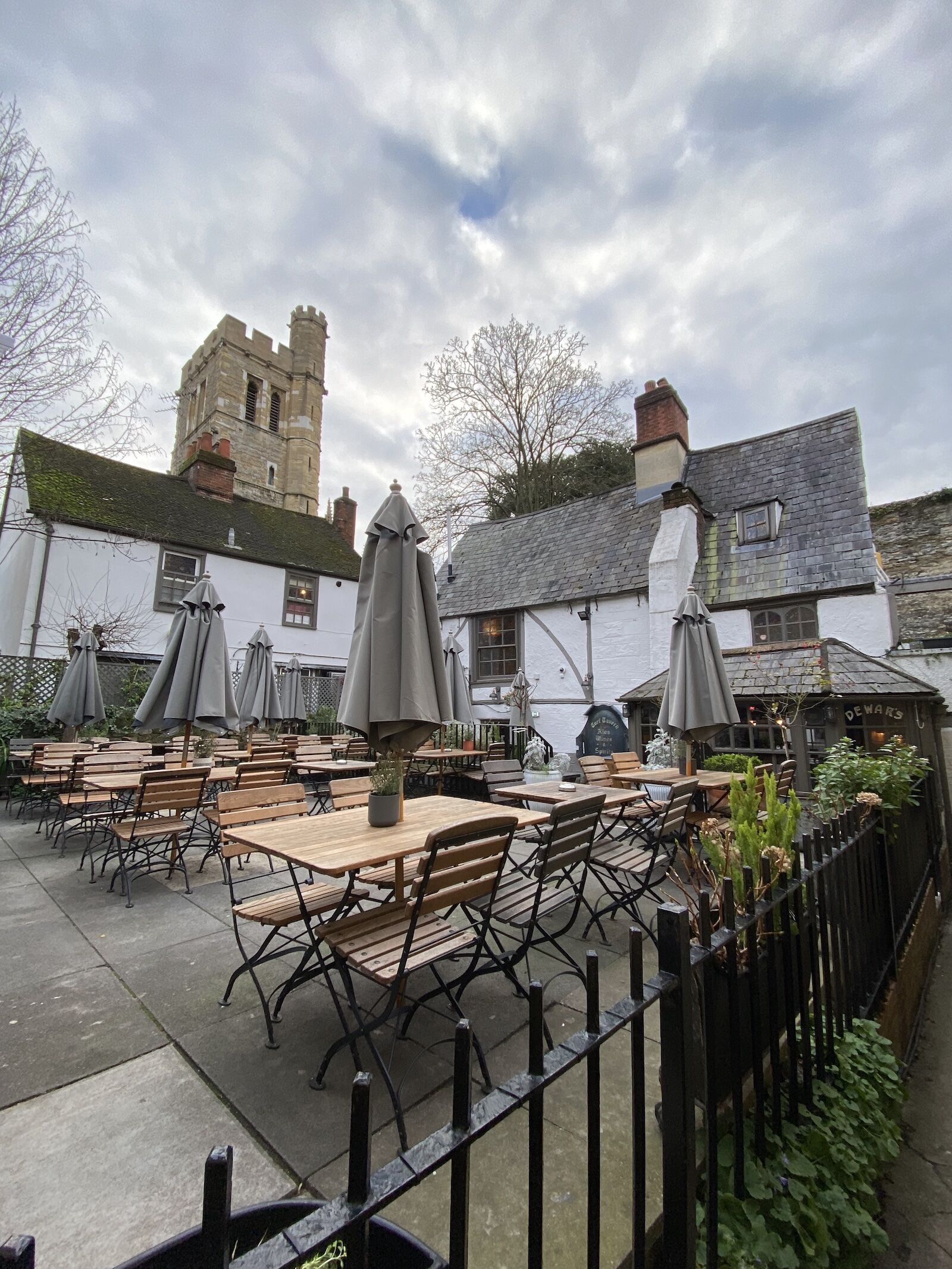 Things to to do in Oxford, England: Have lunch and a drink at the Turf Tavern