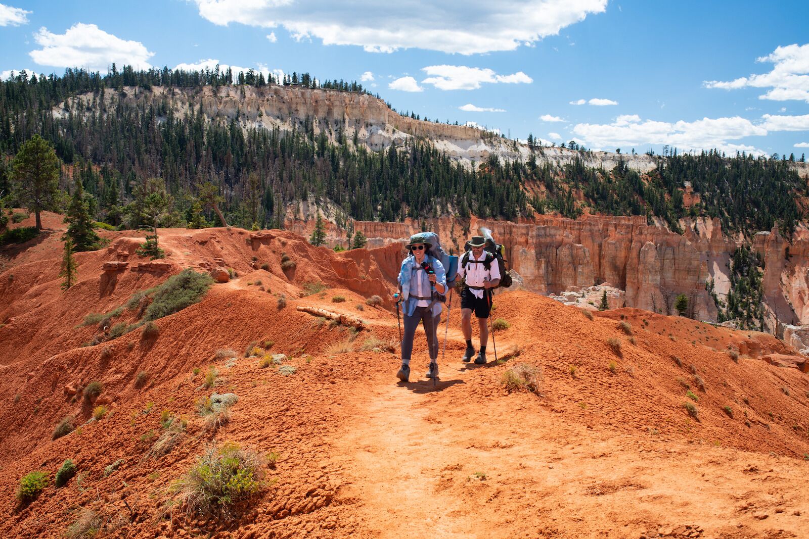 Two backpackers along Under the Rim Trail near Rainbow Point, bryce canyon national park 