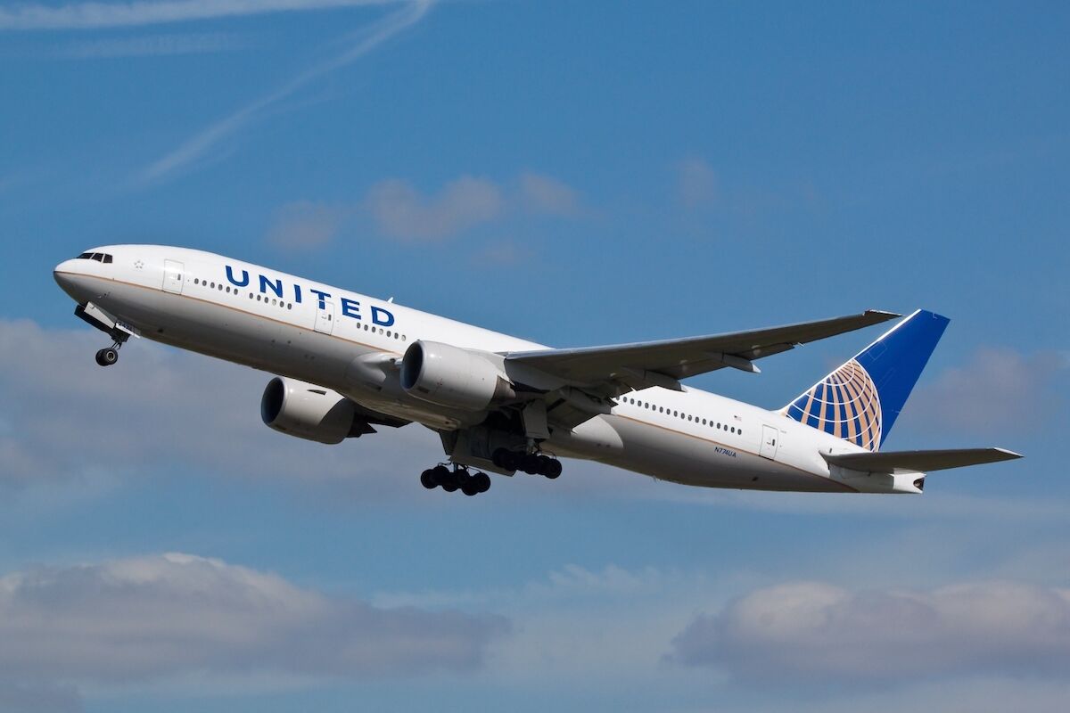 United Airlines Flight Attendant Announces 'Armrest Rule' That Breaks