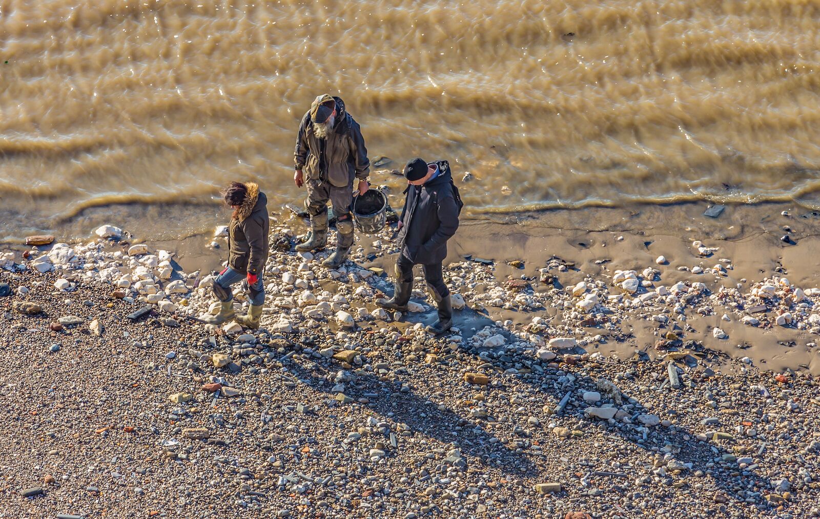 Mudlarkers on the Thames foreshore