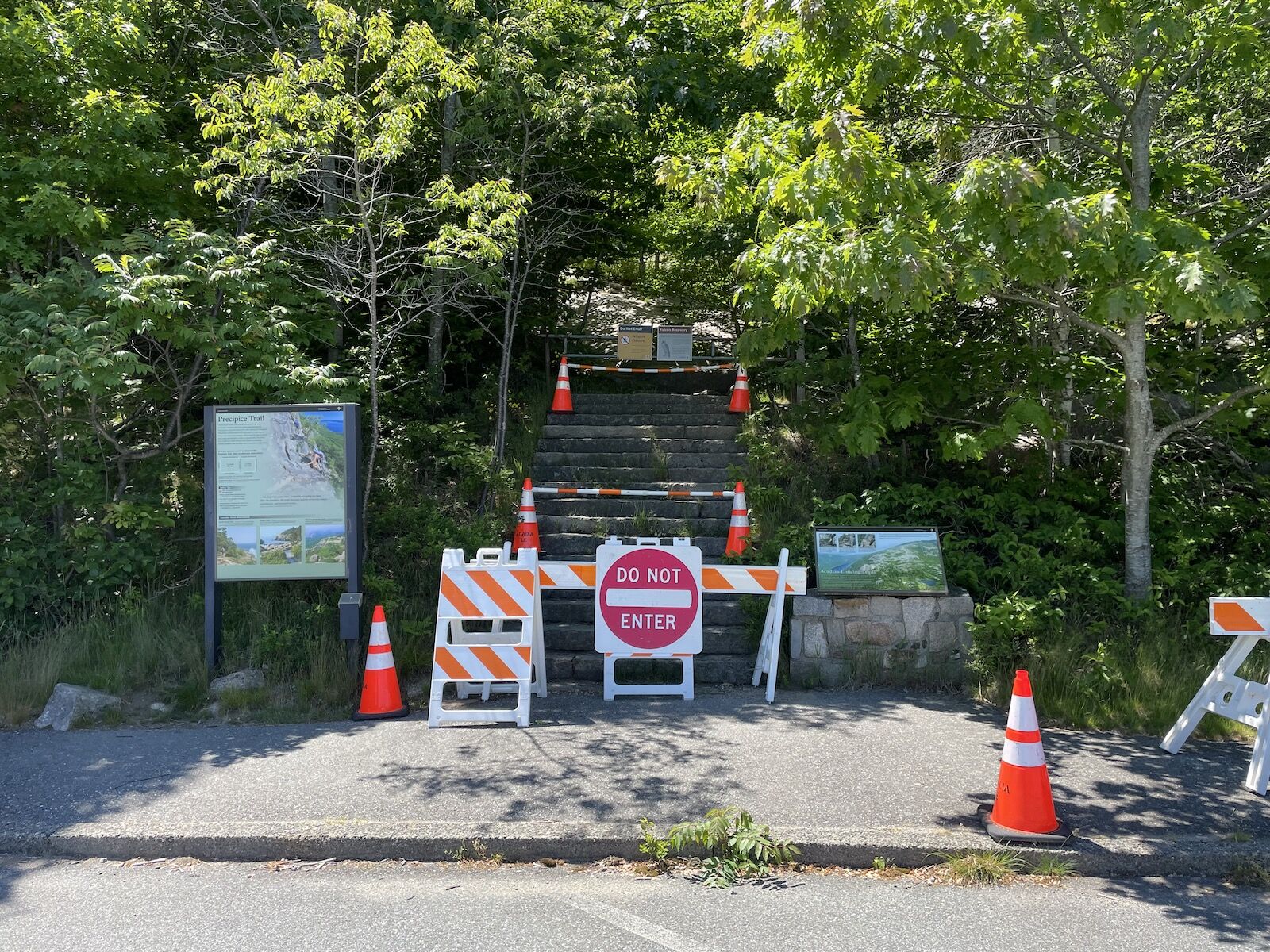 Wildlife in the National Park – Sign with the closure of the Acadia Trail