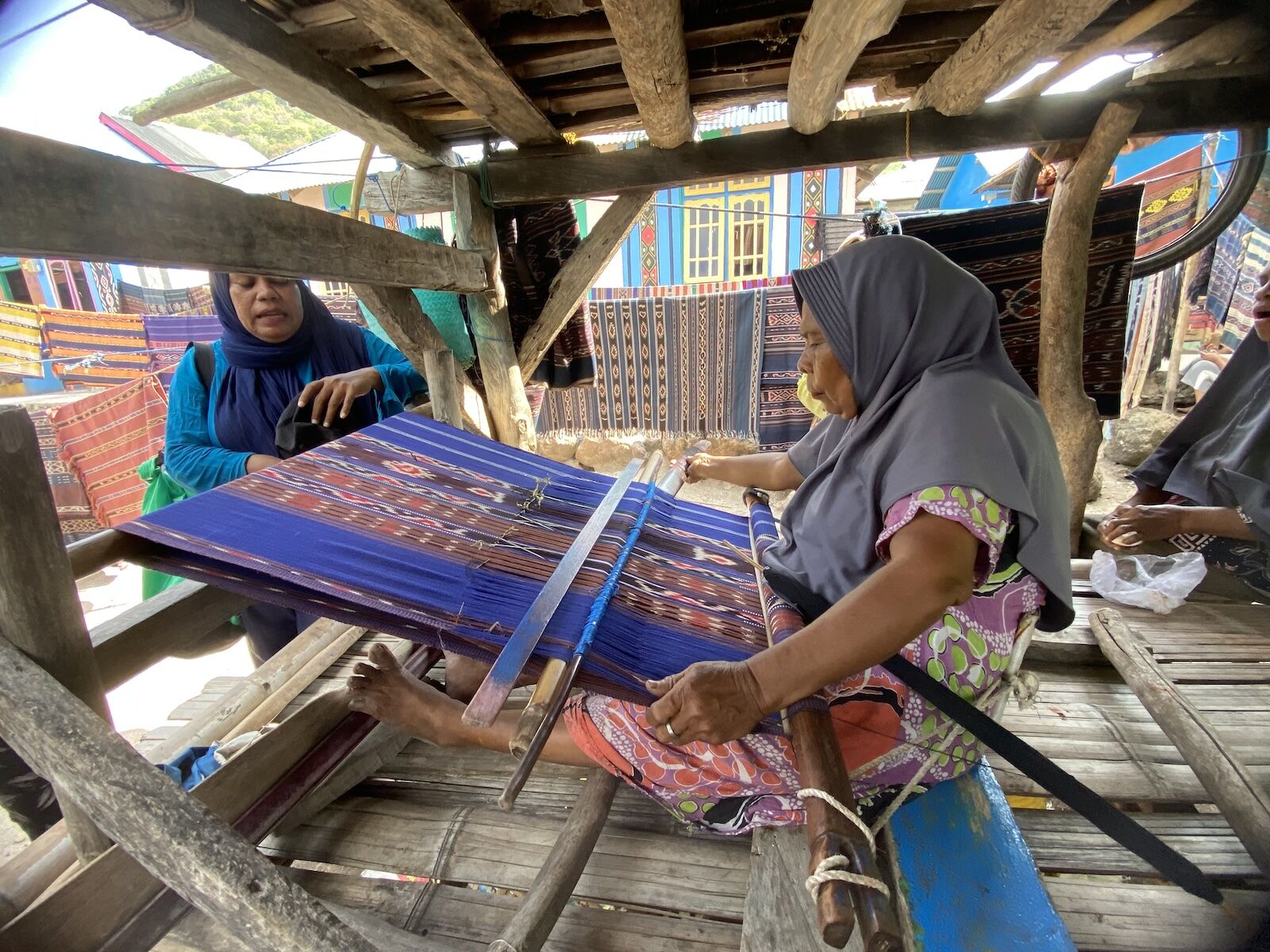 seatrek indonesia sailing - woman weaving