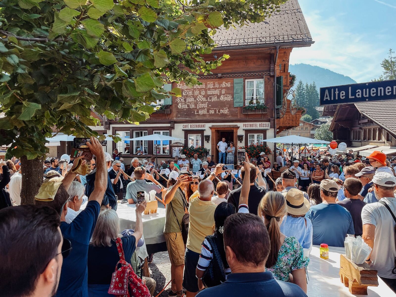 crowds at the zuglete 