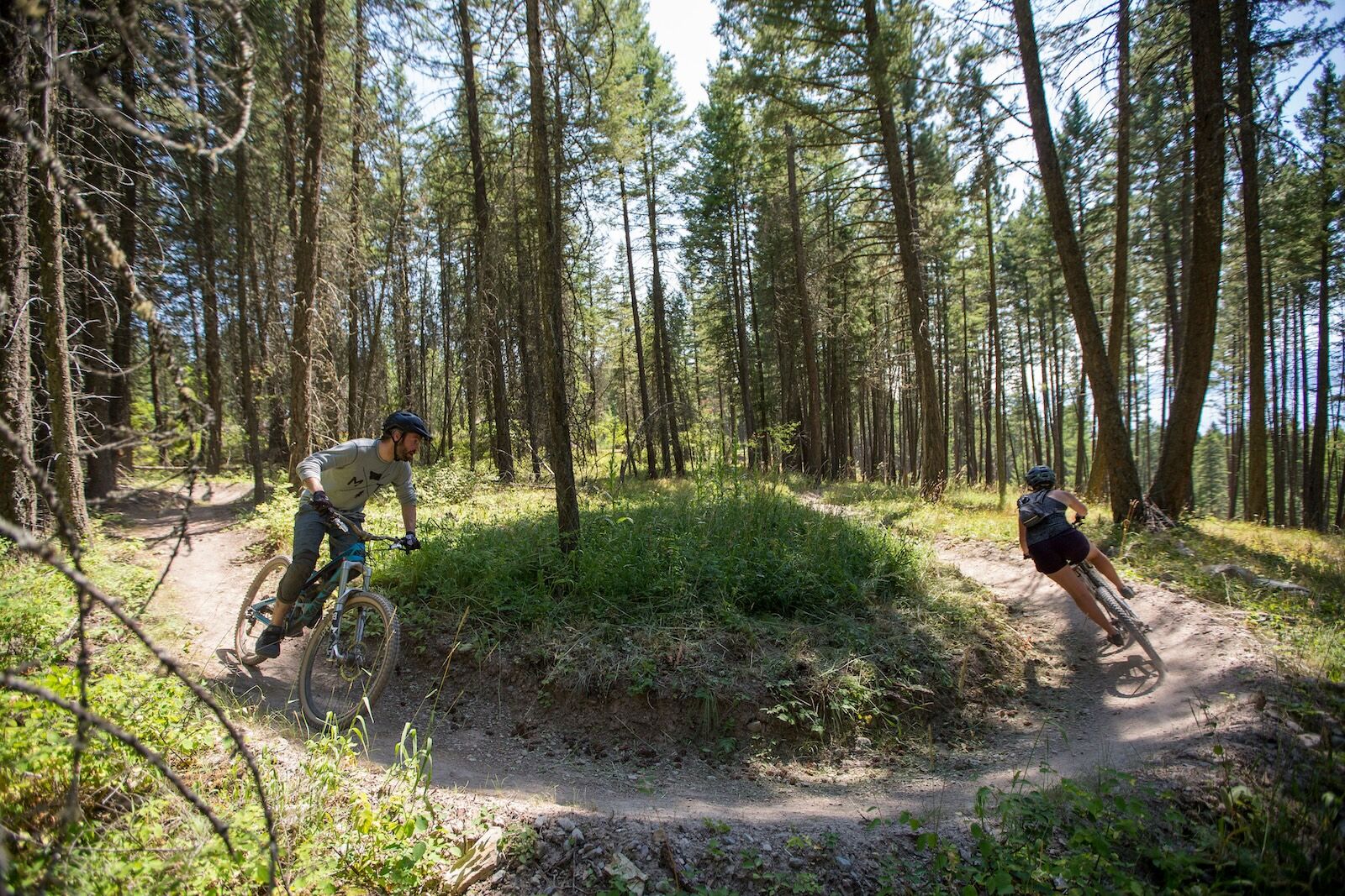 mountain bikers at flathead lake lodge