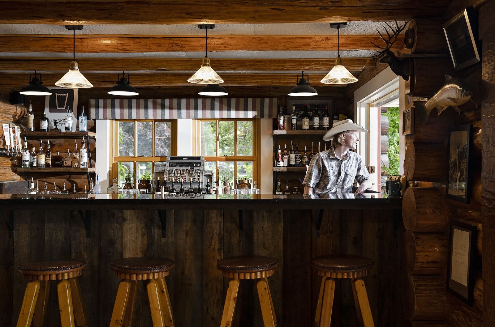 saloon at flathead lake lodge 