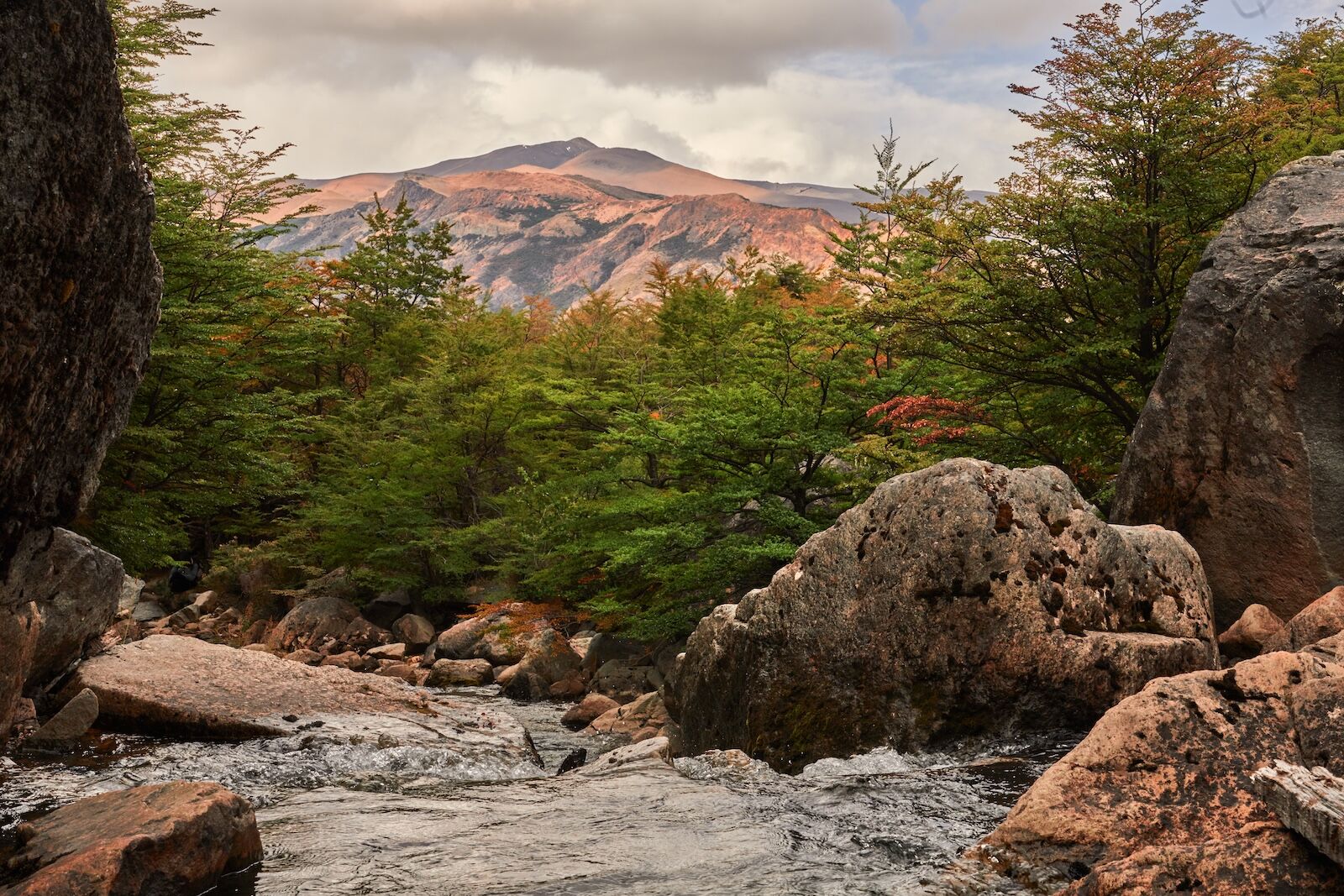 This stream flows from the Cascada del Salto near El Chaltén, Argentina, in Los Glaciares National Park. It offers stunning natural scenery amidst Patagonian wilderness.