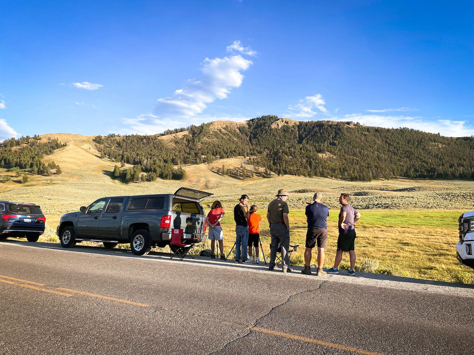 wolf tourism - people in Lamar Valley YNP