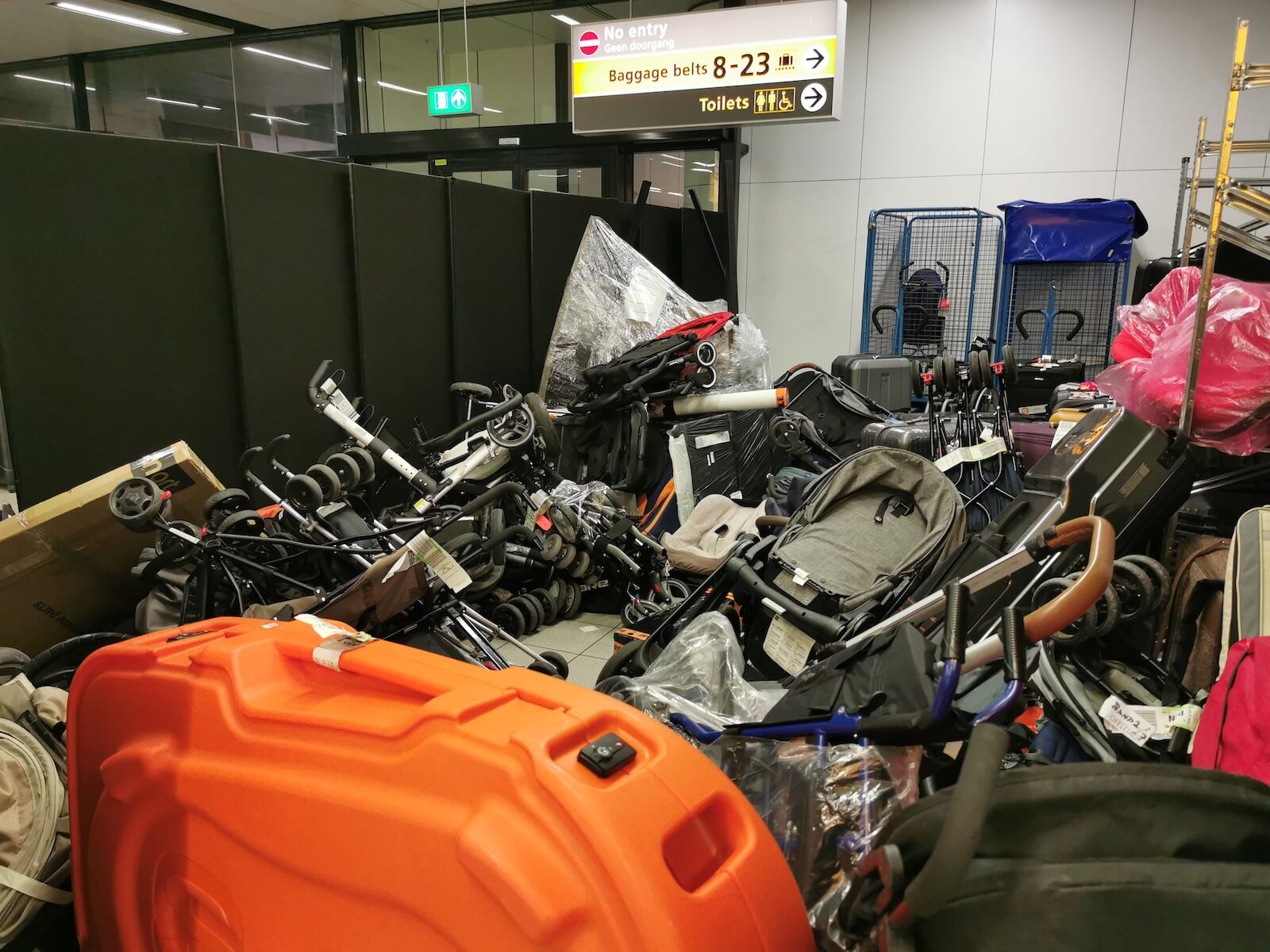 Baggage chaos at Schiphol: Unattended suitcases, strollers pile up. Piles of suitcases and strollers are left unattended all over the airport. photo taken on 29 June 2022