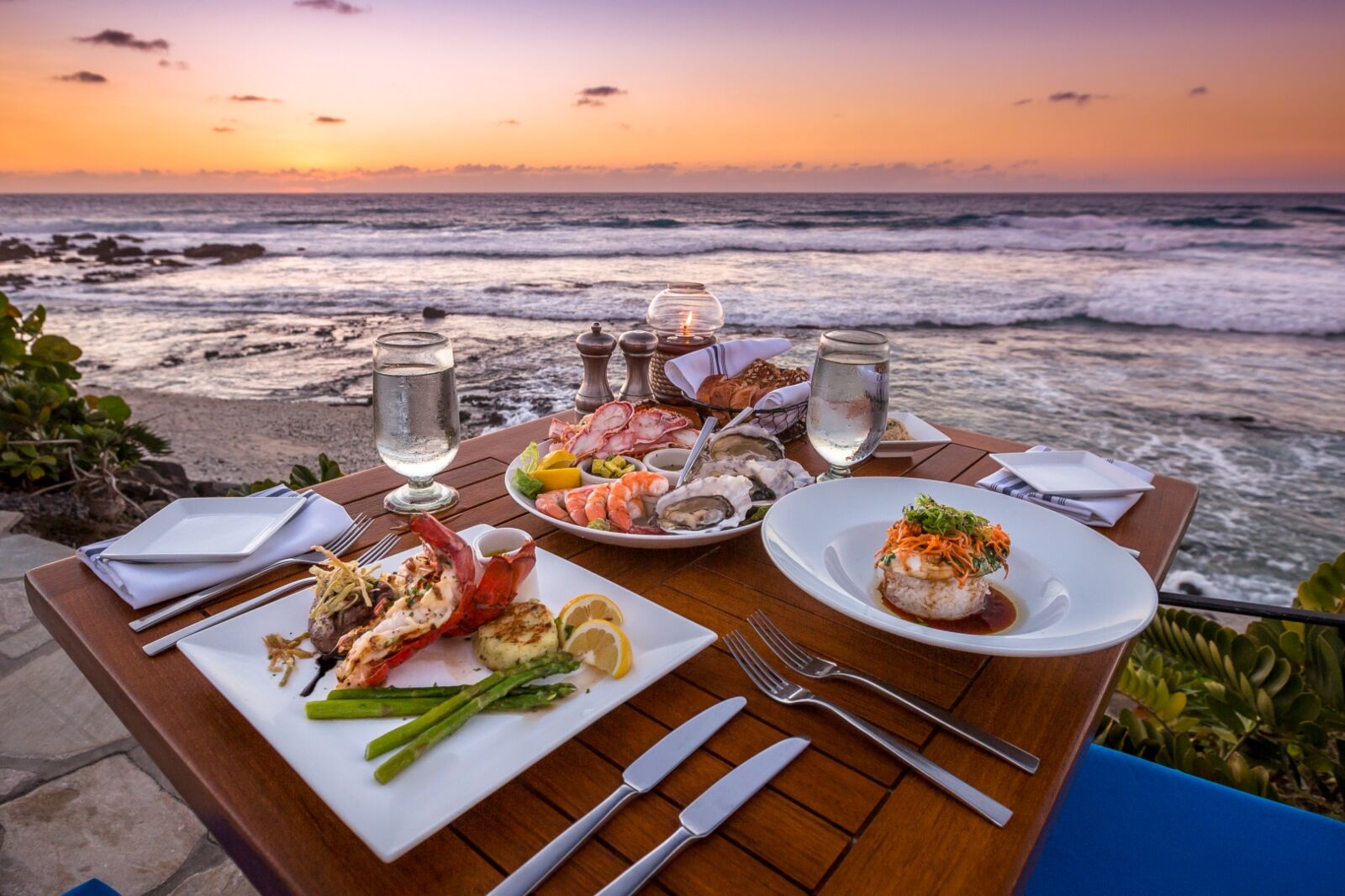 Table with plates at Hilton Waikoloa Village