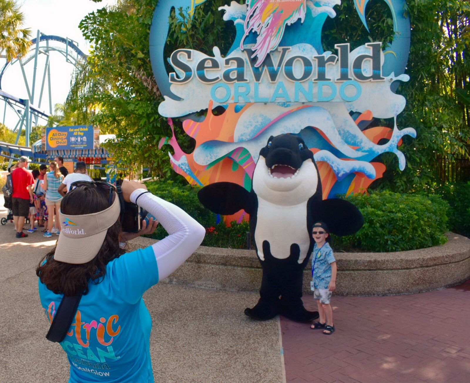 boy at sea world - worst us cities for pickpockets