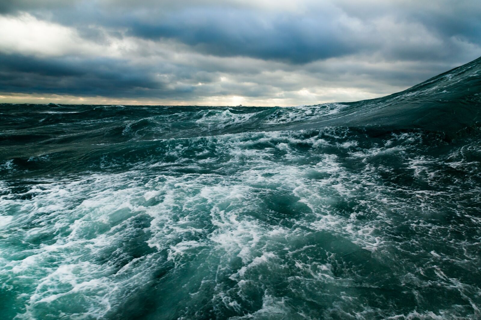 rogue waves cruise ships - stormy sea