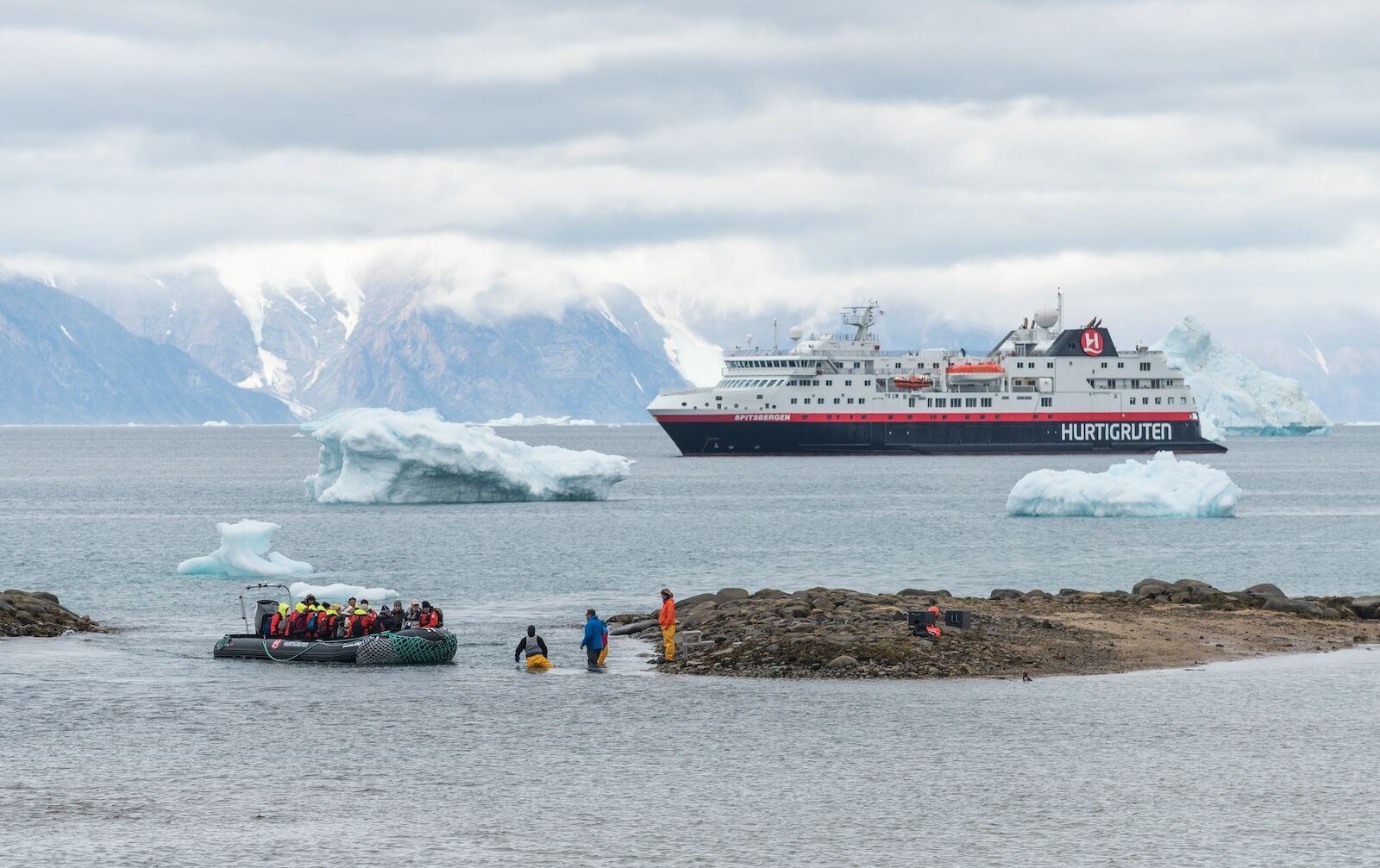 HX's ship traveling to Greenland for the 2026 solar eclipse