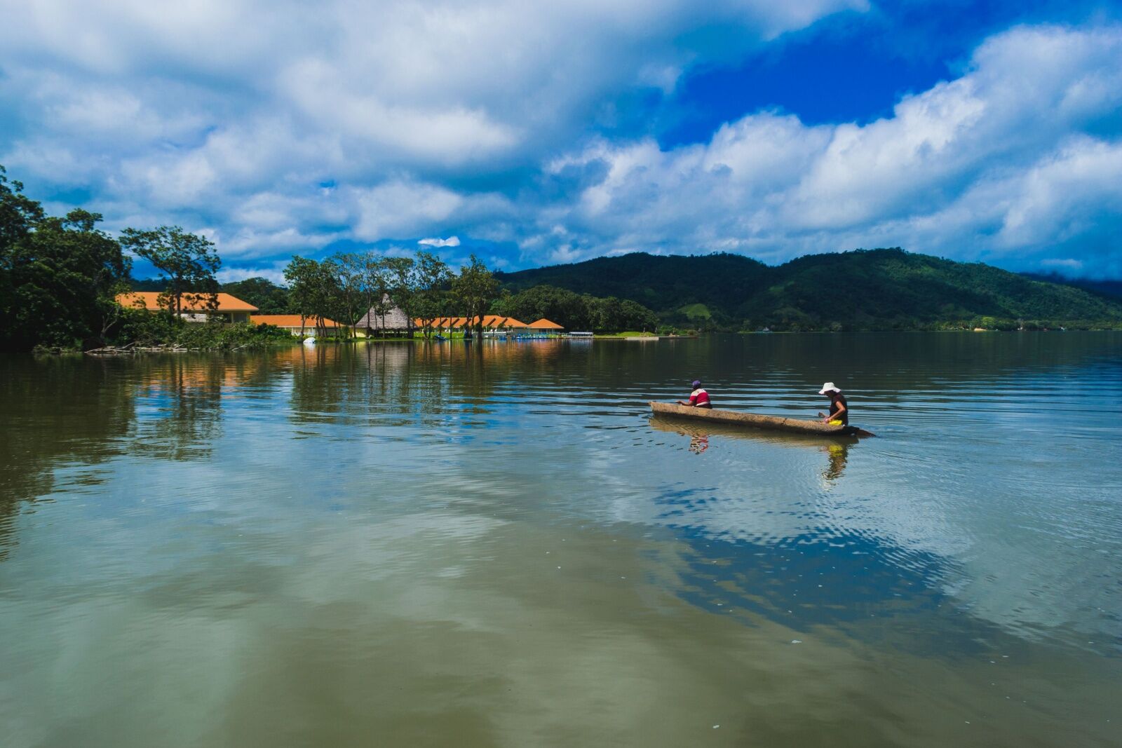 Small boat in Blue Lagoon Tarapoto, Perú