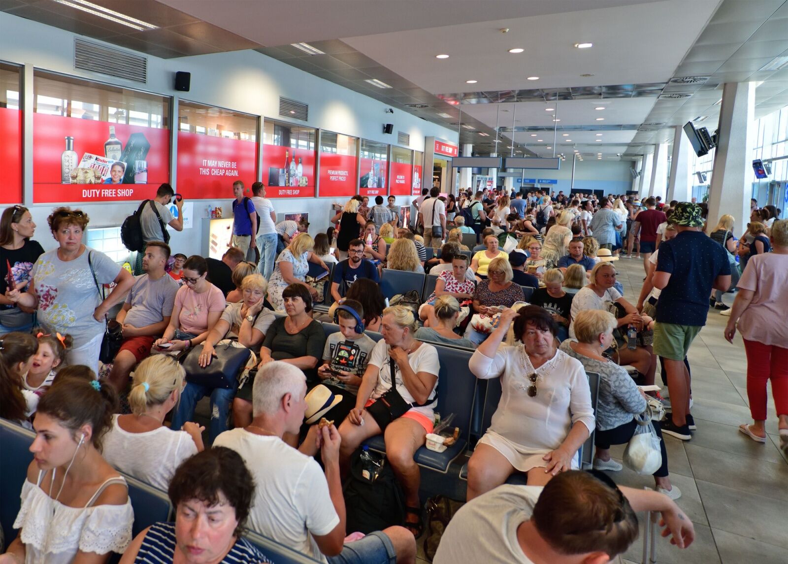 airline on-time performance - busy gate