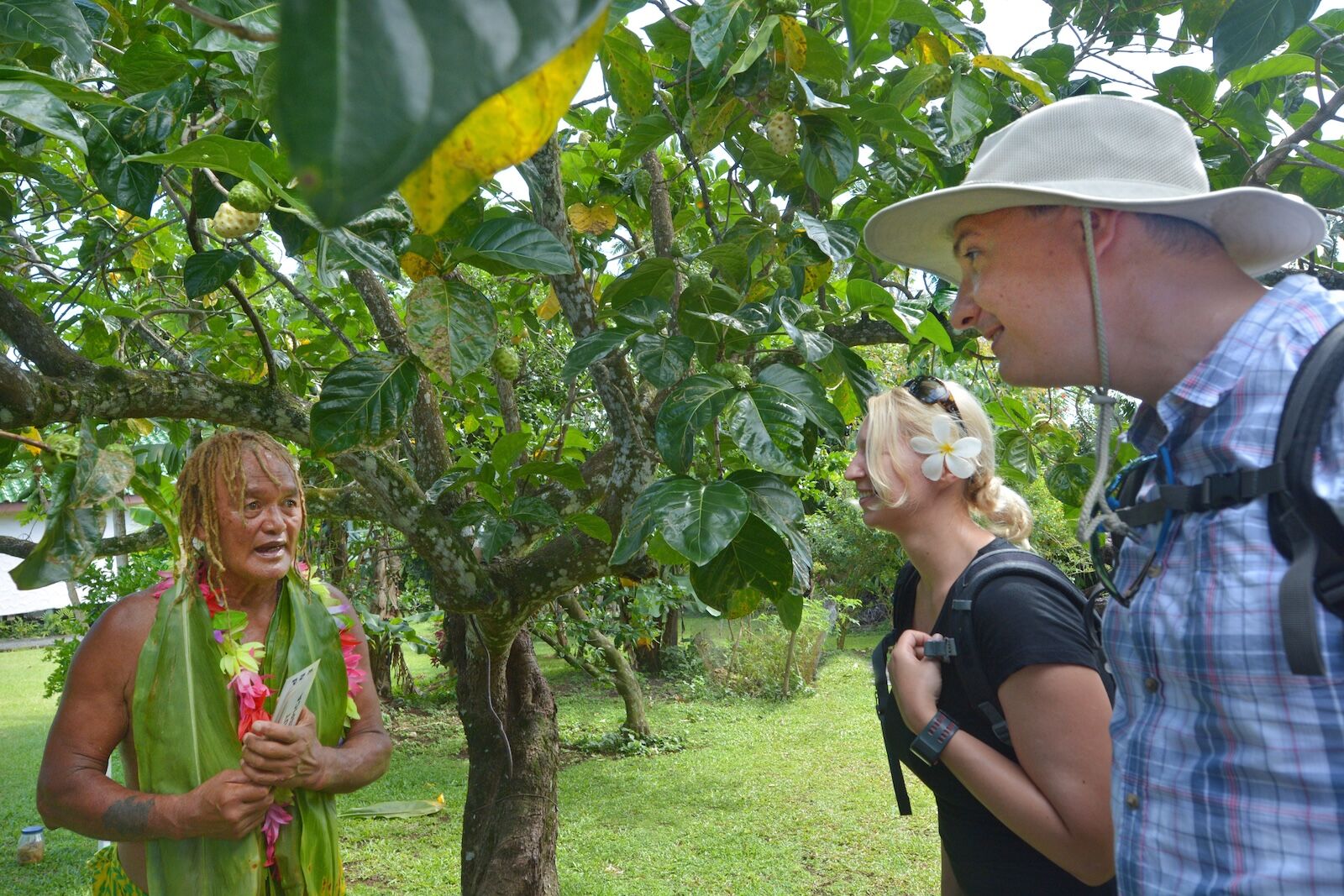 tourists talking with resident of Cook Islands