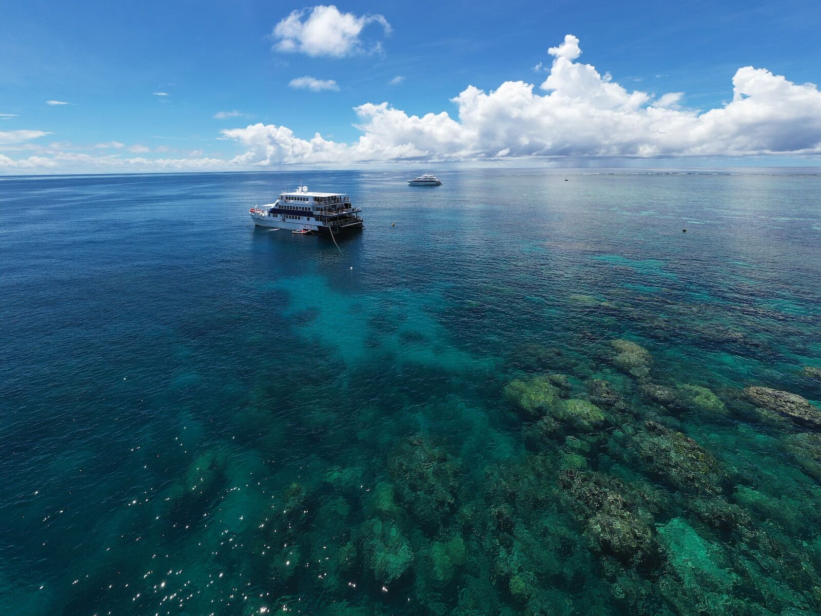 sustainable luxury tourism - divers den boat