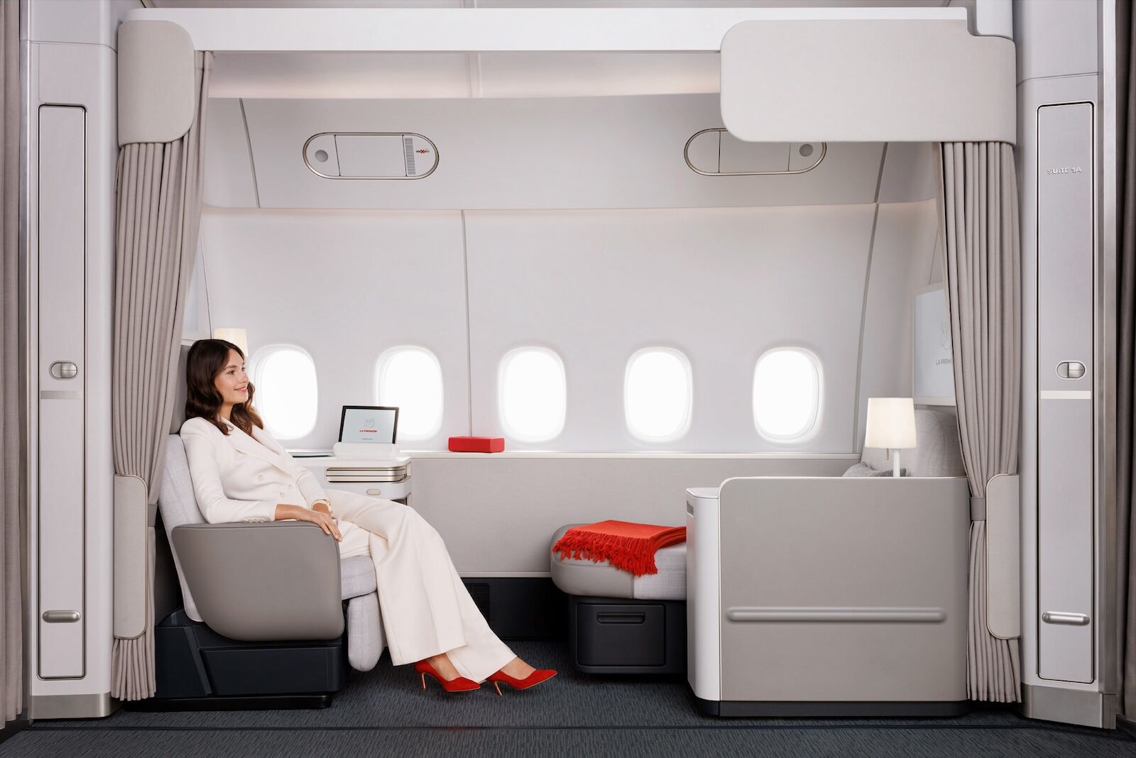 air france luxury suite - la premiere - five windows in suite