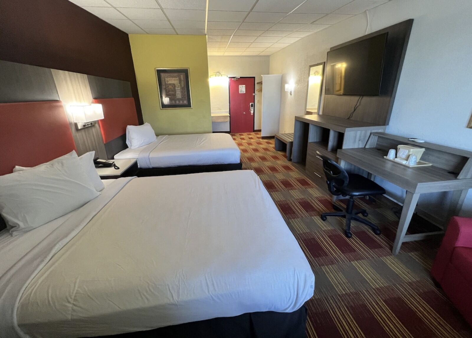 hotels near arrowhead stadium - countryside suites room